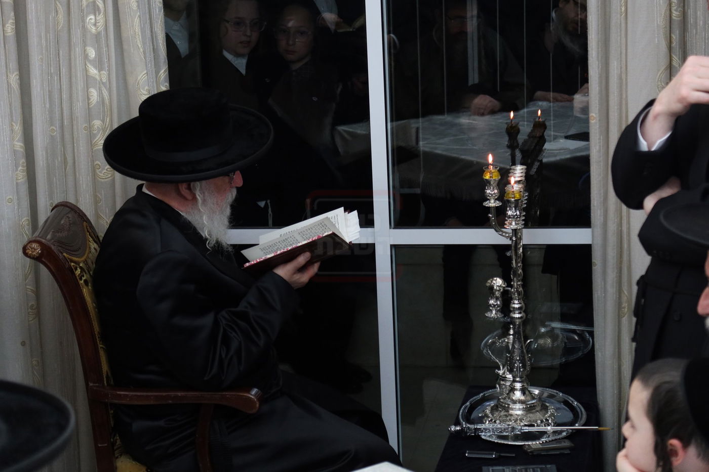 הגה"צ גאב"ד וויען בהדלקת נרות חנוכה