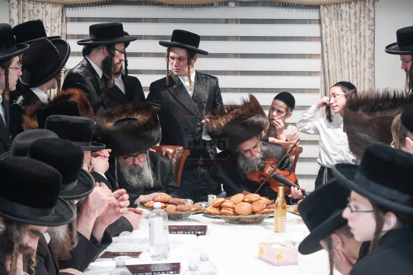 האדמו"ר מקרעטשניף סיגעט וויליאמסבורג בהדלקת נרות חנוכה