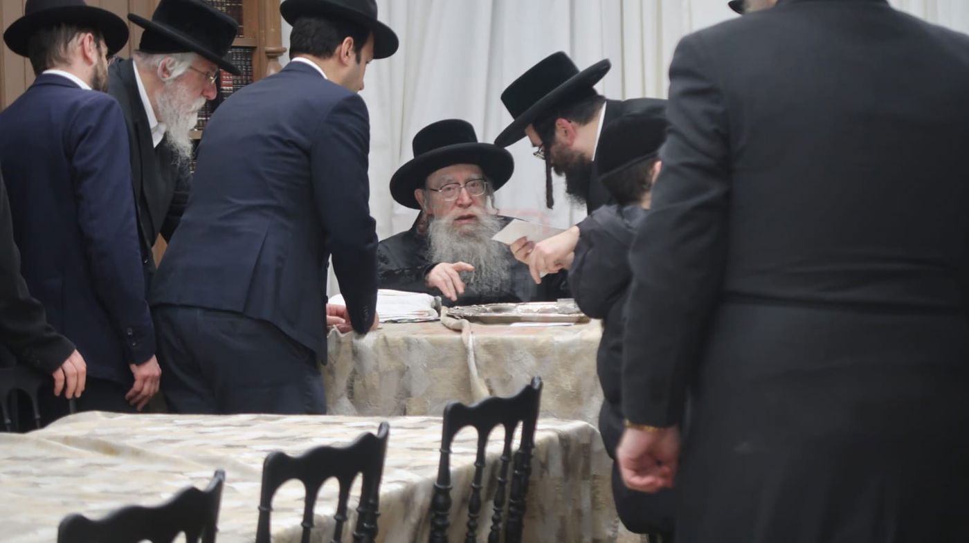 האדמו"ר מפשעווארסק בחלוקת מעות חנוכה