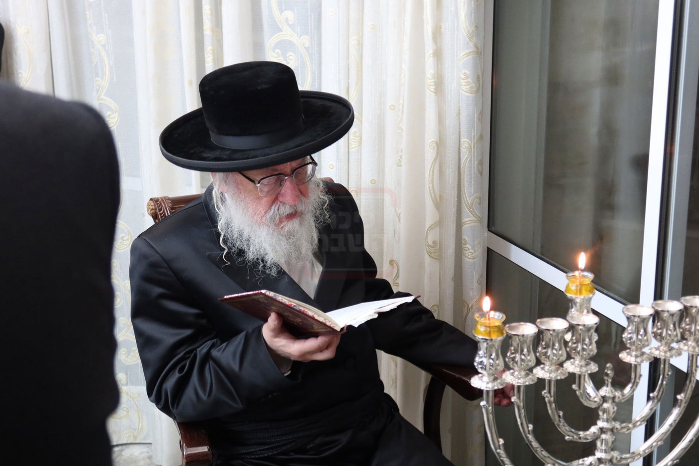 הגה"צ גאב"ד וויען בהדלקת נרות חנוכה