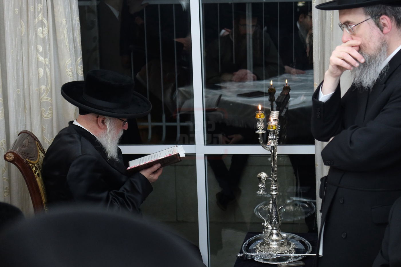 הגה"צ גאב"ד וויען בהדלקת נרות חנוכה