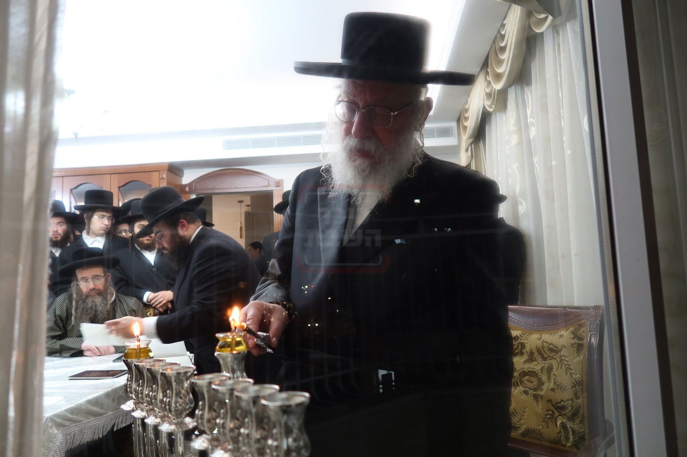 הגה"צ גאב"ד וויען בהדלקת נרות חנוכה