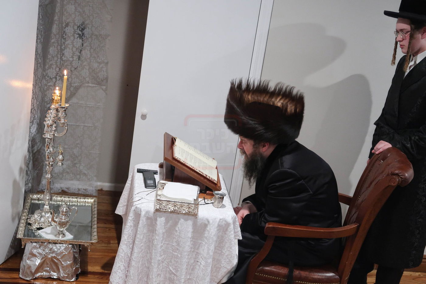 האדמו"ר מקרעטשניף סיגעט וויליאמסבורג בהדלקת נרות חנוכה