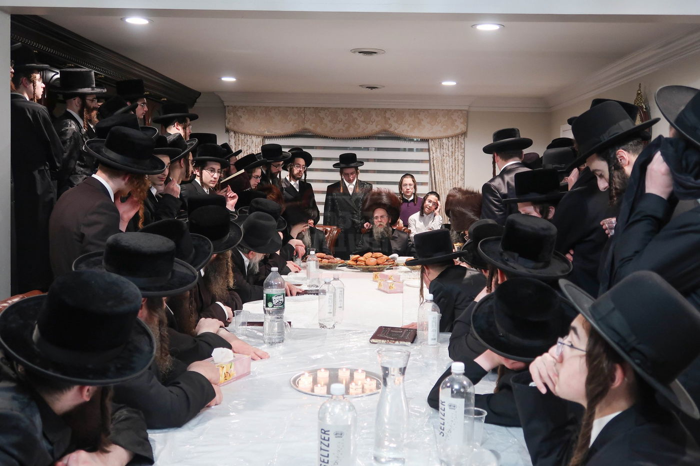 האדמו"ר מקרעטשניף סיגעט וויליאמסבורג בהדלקת נרות חנוכה