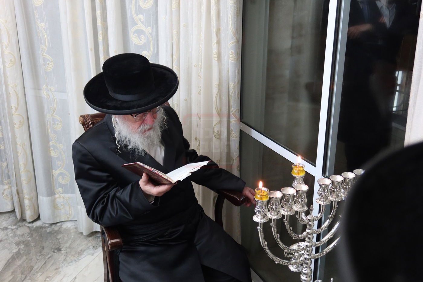 הגה"צ גאב"ד וויען בהדלקת נרות חנוכה