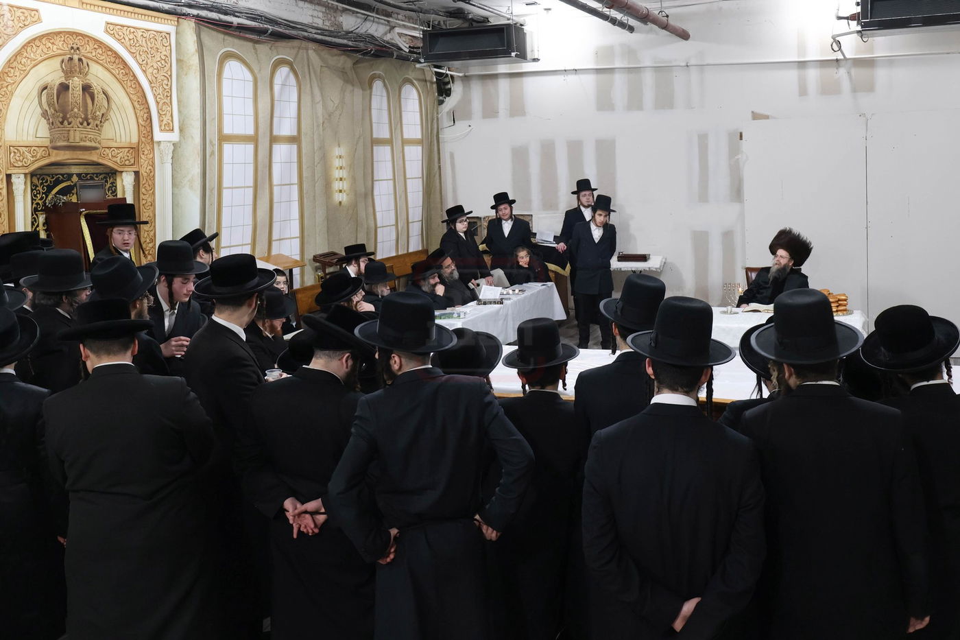 האדמו"ר מקרעטשניף סיגעט וויליאמסבורג בהדלקת נרות חנוכה