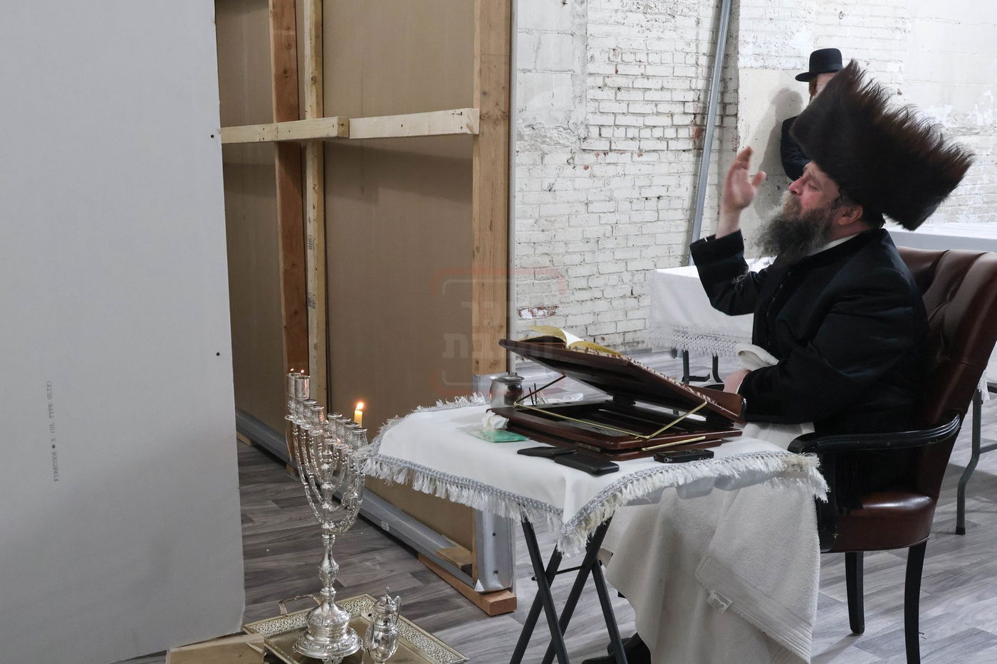 האדמו"ר מקרעטשניף סיגעט וויליאמסבורג בהדלקת נרות חנוכה