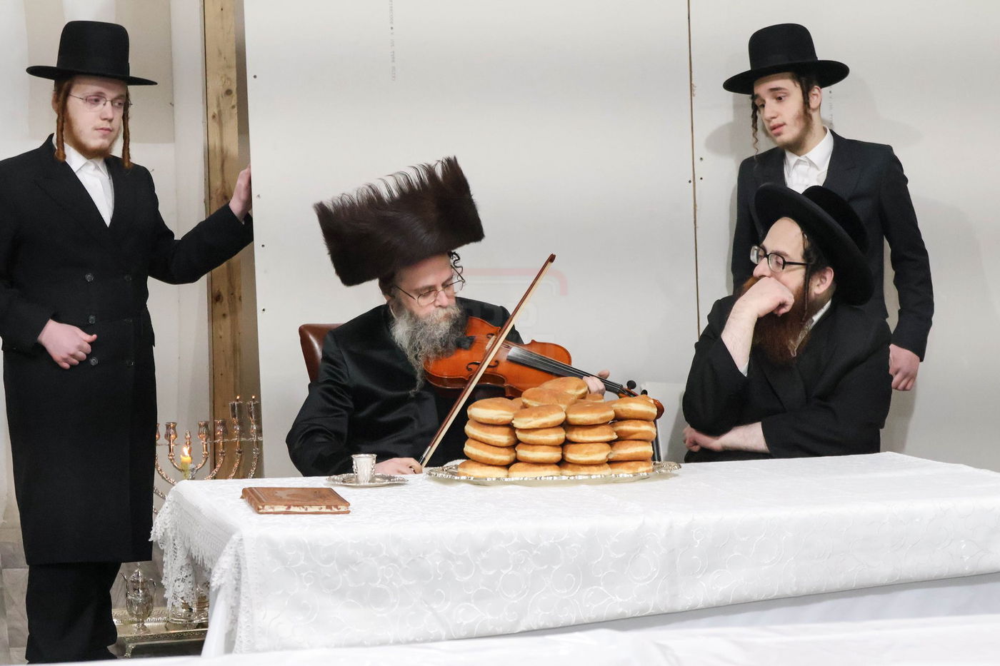 האדמו"ר מקרעטשניף סיגעט וויליאמסבורג בהדלקת נרות חנוכה