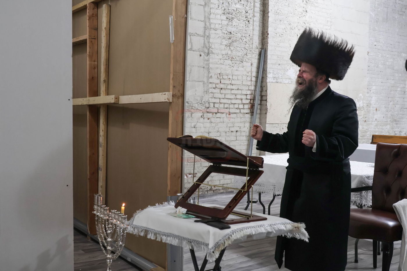 האדמו"ר מקרעטשניף סיגעט וויליאמסבורג בהדלקת נרות חנוכה