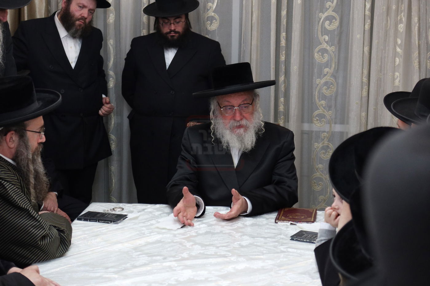 הגה"צ גאב"ד וויען בהדלקת נרות חנוכה