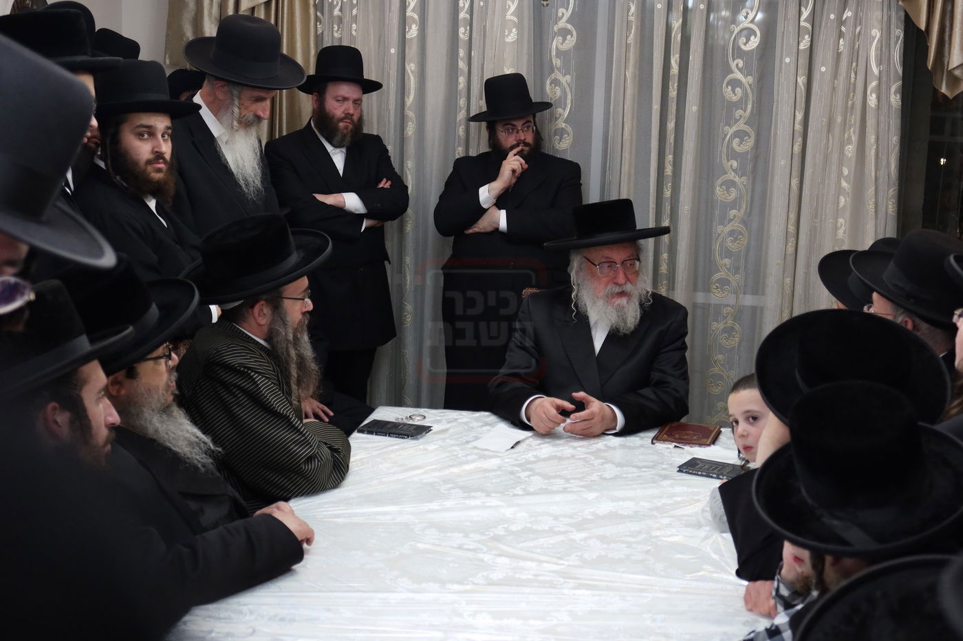 הגה"צ גאב"ד וויען בהדלקת נרות חנוכה