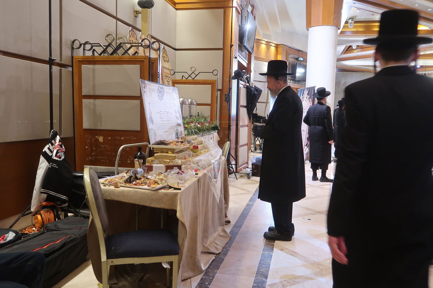 הרה"צ מראדזין עם עיצובי הפירות