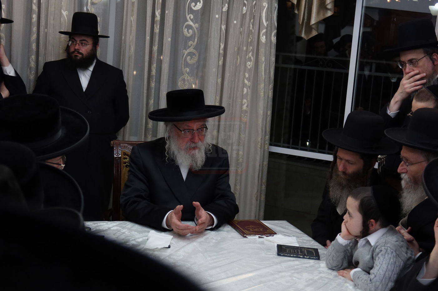 הגה"צ גאב"ד וויען בהדלקת נרות חנוכה