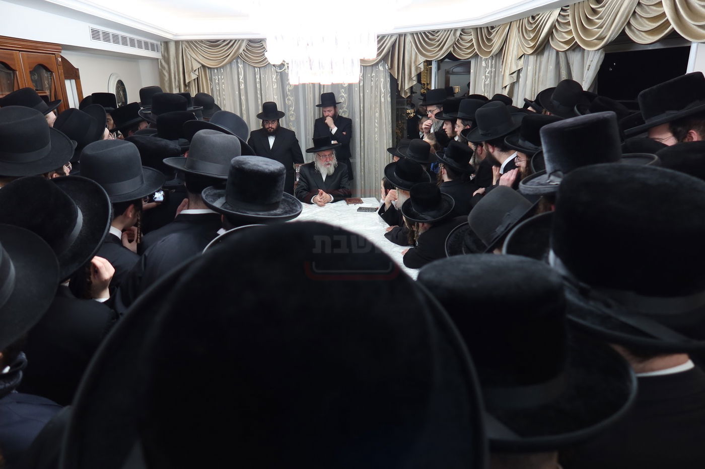 הגה"צ גאב"ד וויען בהדלקת נרות חנוכה