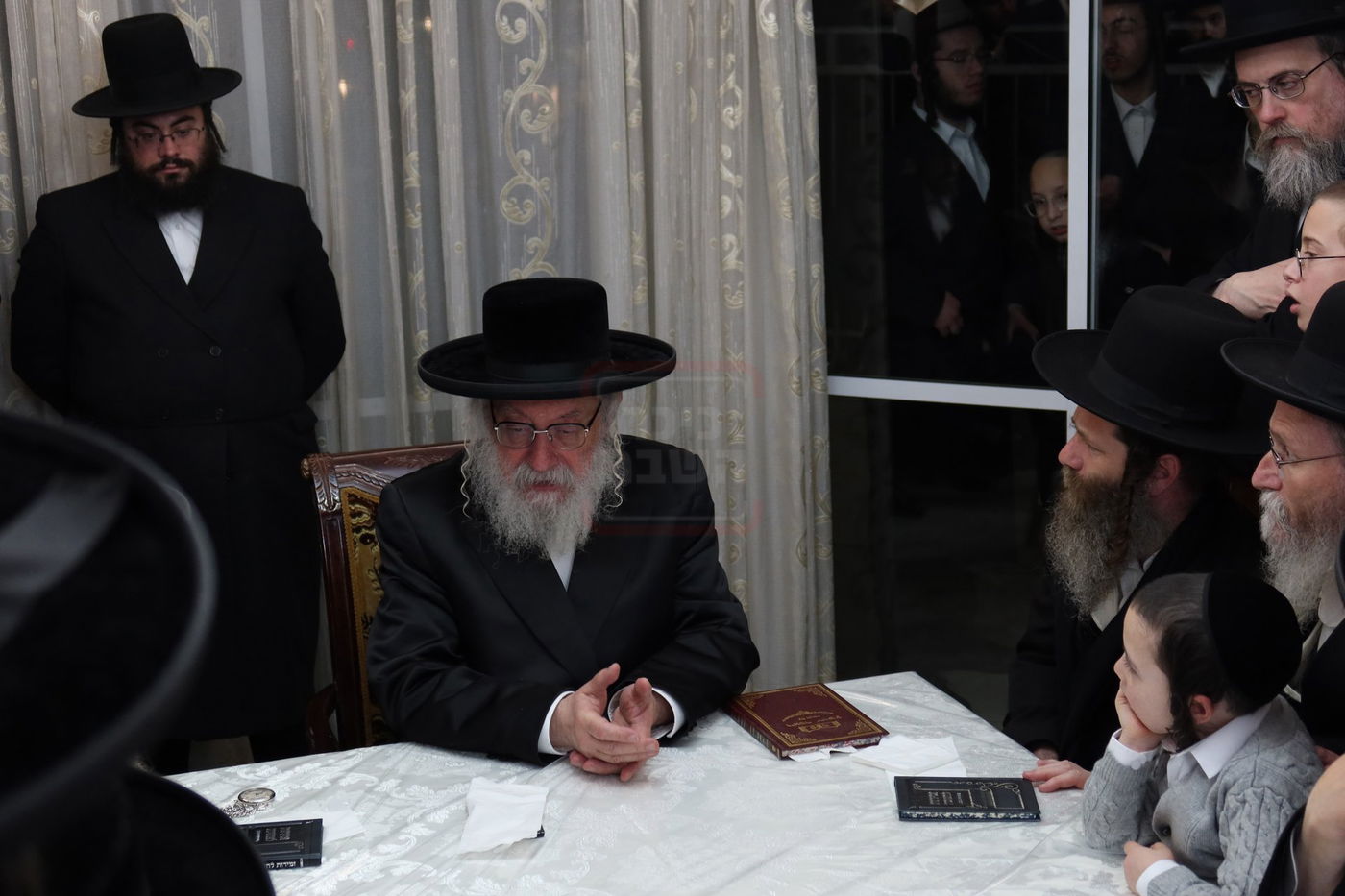 הגה"צ גאב"ד וויען בהדלקת נרות חנוכה