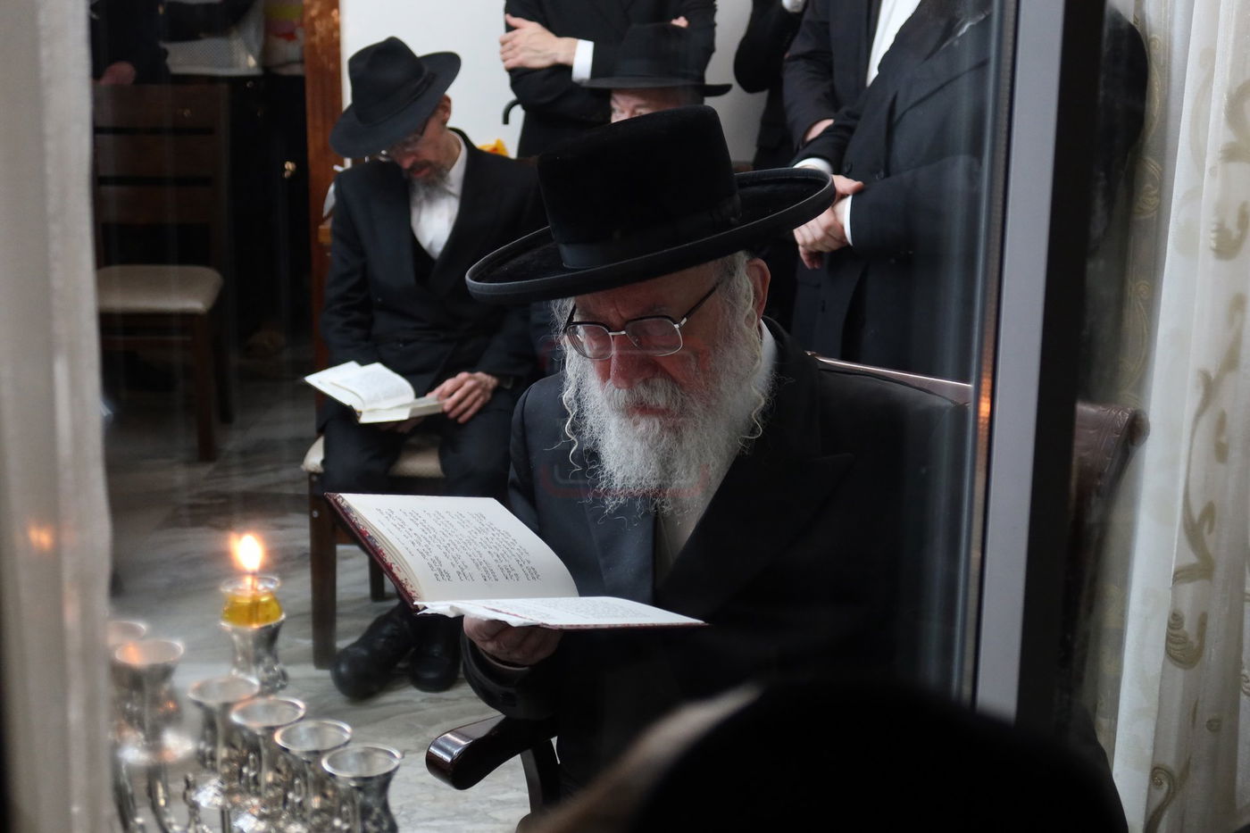 הגה"צ גאב"ד וויען בהדלקת נרות חנוכה