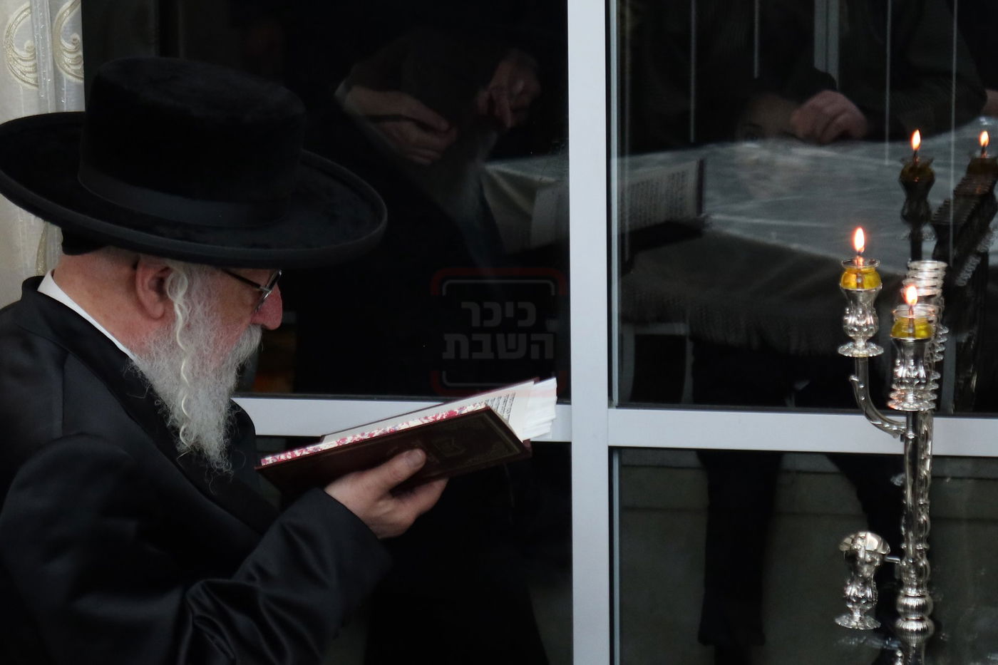 הגה"צ גאב"ד וויען בהדלקת נרות חנוכה