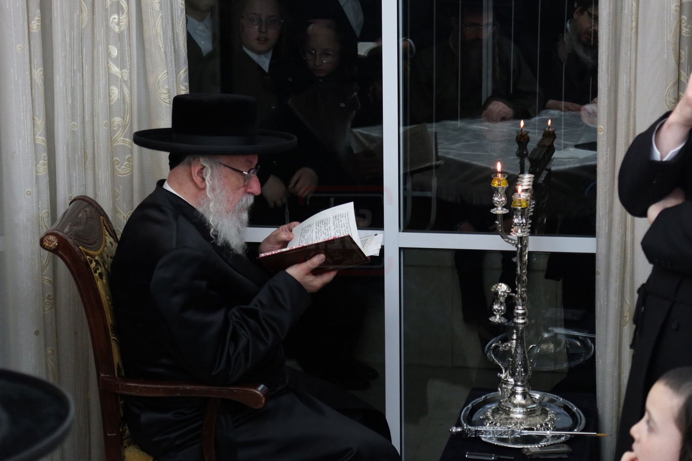 הגה"צ גאב"ד וויען בהדלקת נרות חנוכה