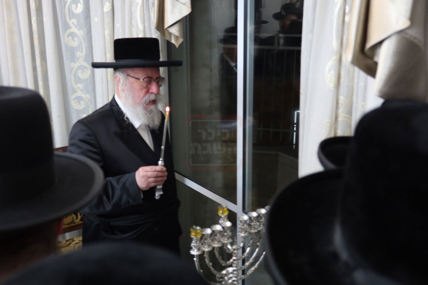 הגה"צ גאב"ד וויען בהדלקת נרות חנוכה