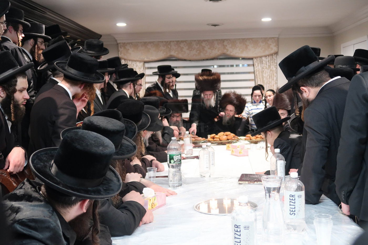 האדמו"ר מקרעטשניף סיגעט וויליאמסבורג בהדלקת נרות חנוכה