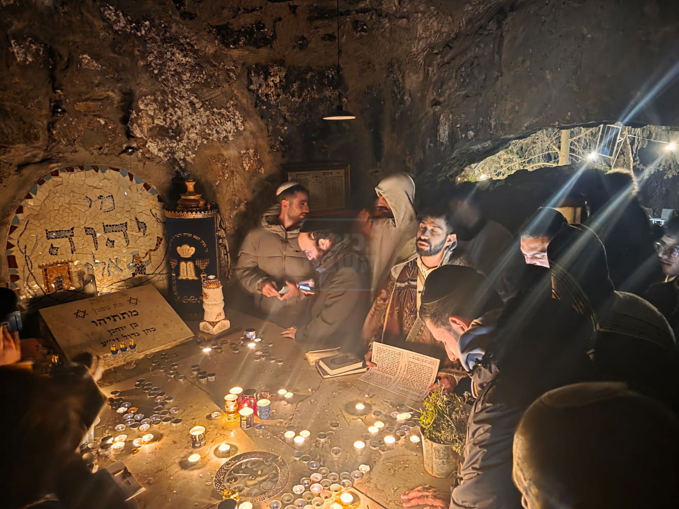 המונים חוגגים חנוכה בקבר מתתיהו