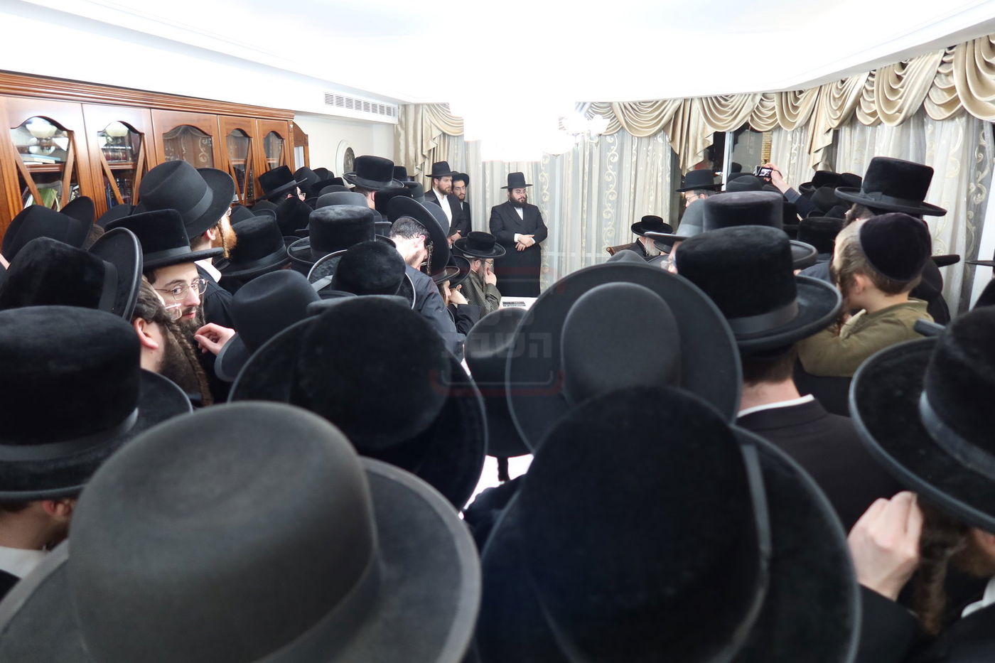 הגה"צ גאב"ד וויען בהדלקת נרות חנוכה