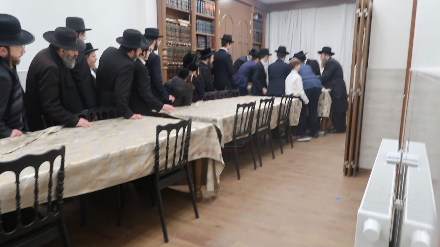 האדמו"ר מפשעווארסק בחלוקת מעות חנוכה