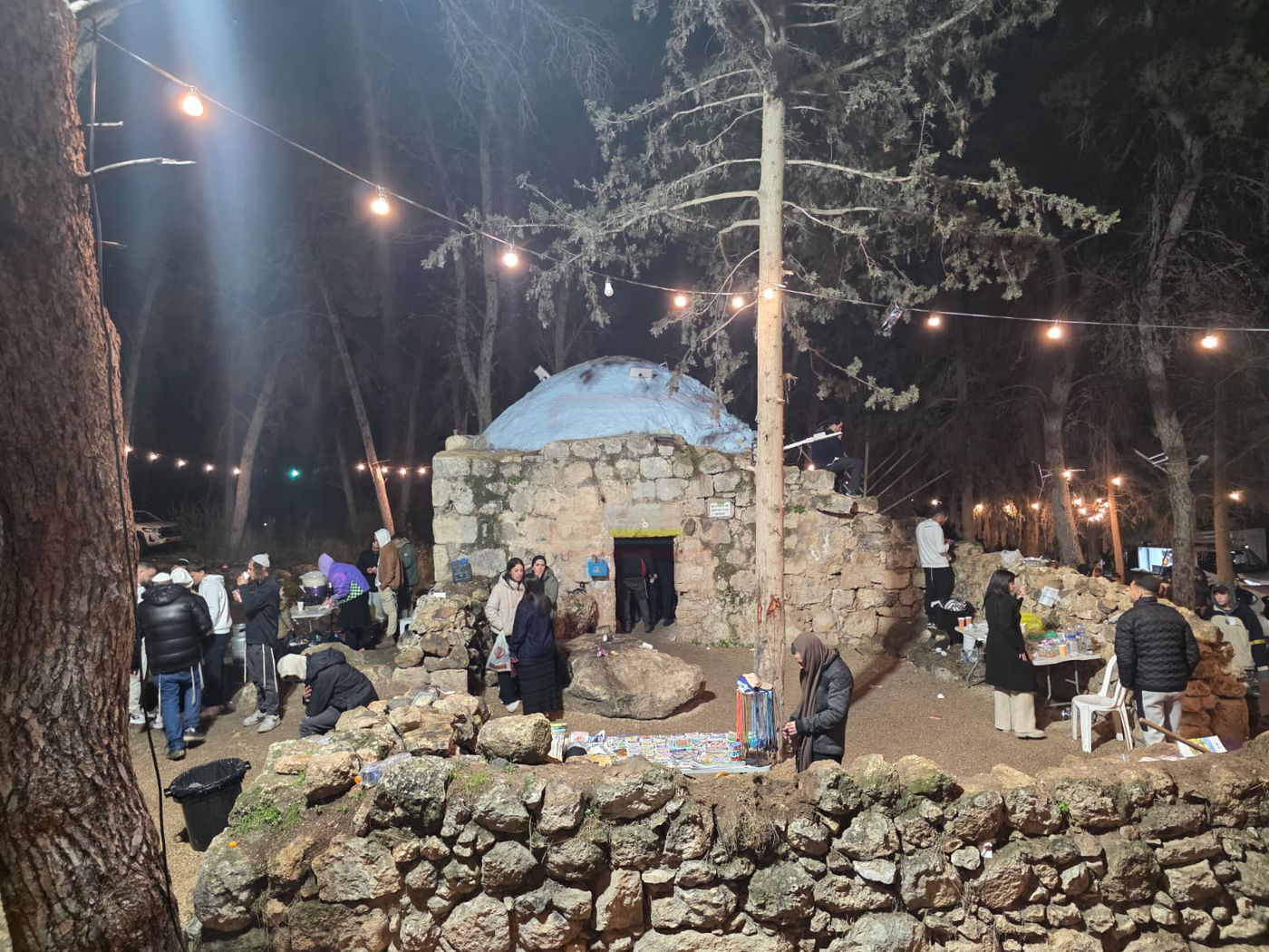 המונים חוגגים חנוכה בקבר מתתיהו