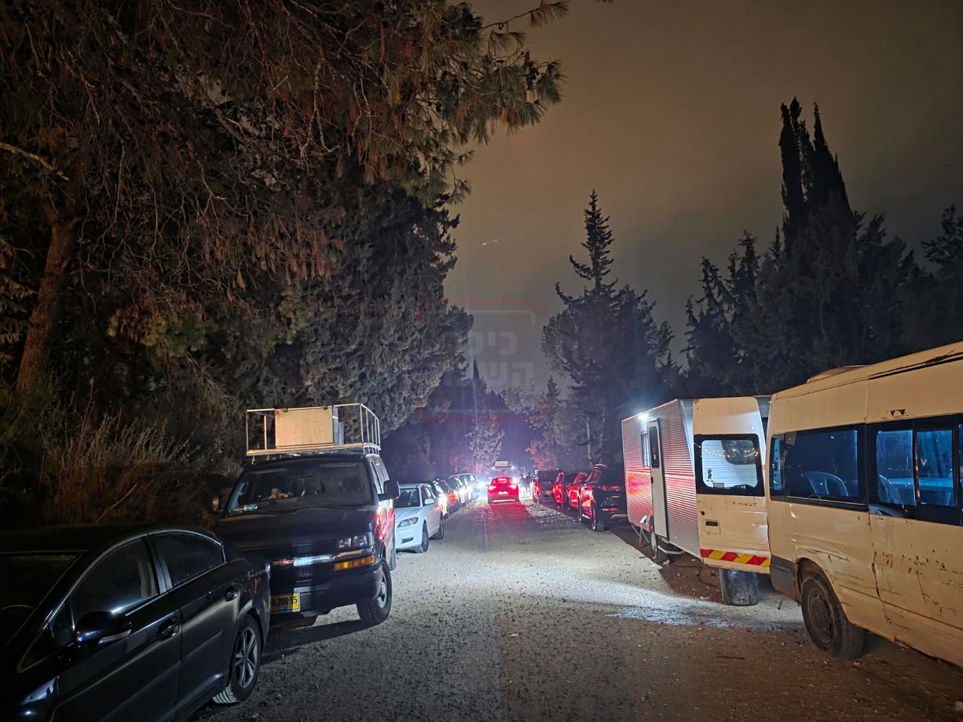 המונים חוגגים חנוכה בקבר מתתיהו