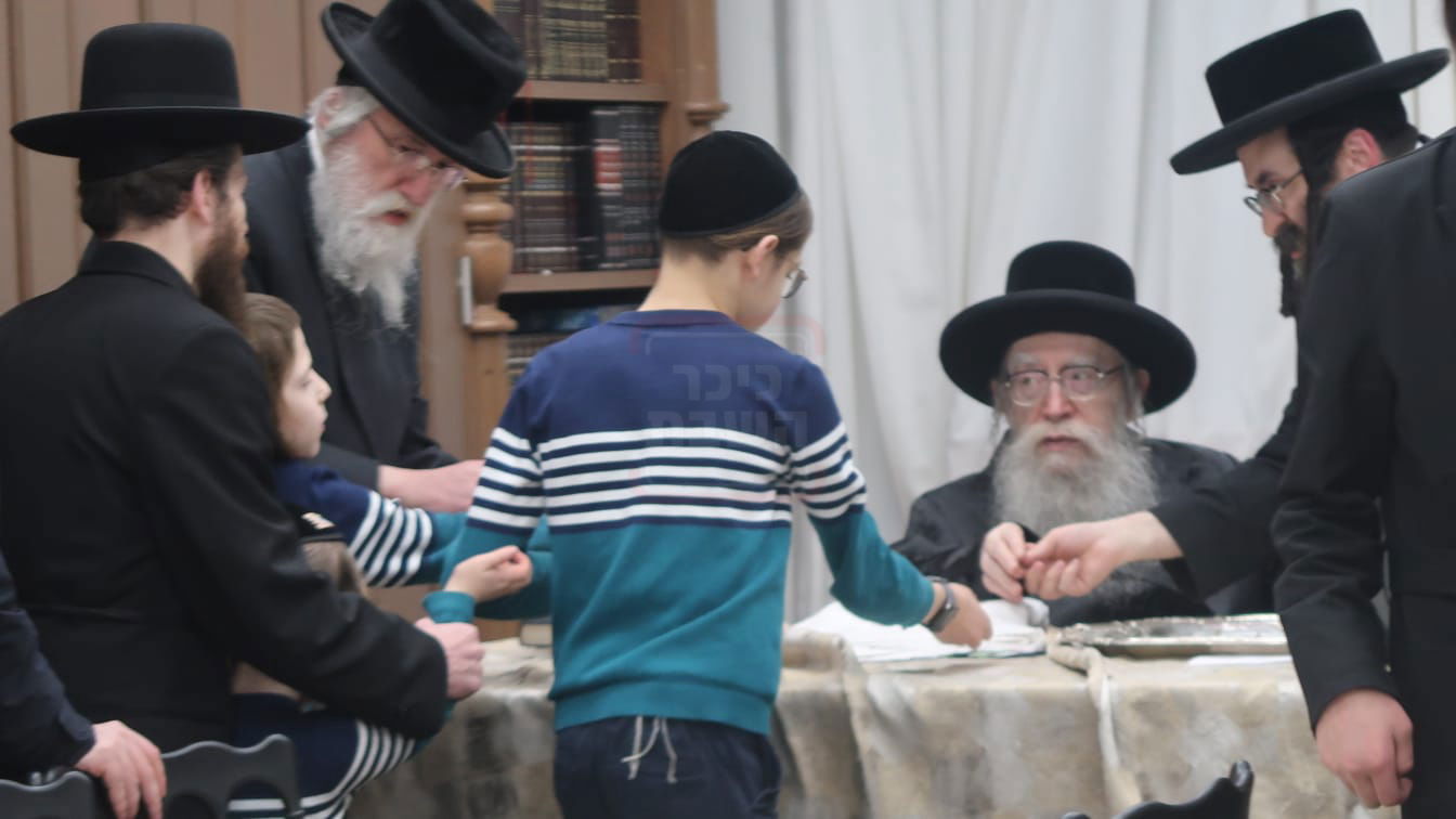 האדמו"ר מפשעווארסק בחלוקת מעות חנוכה