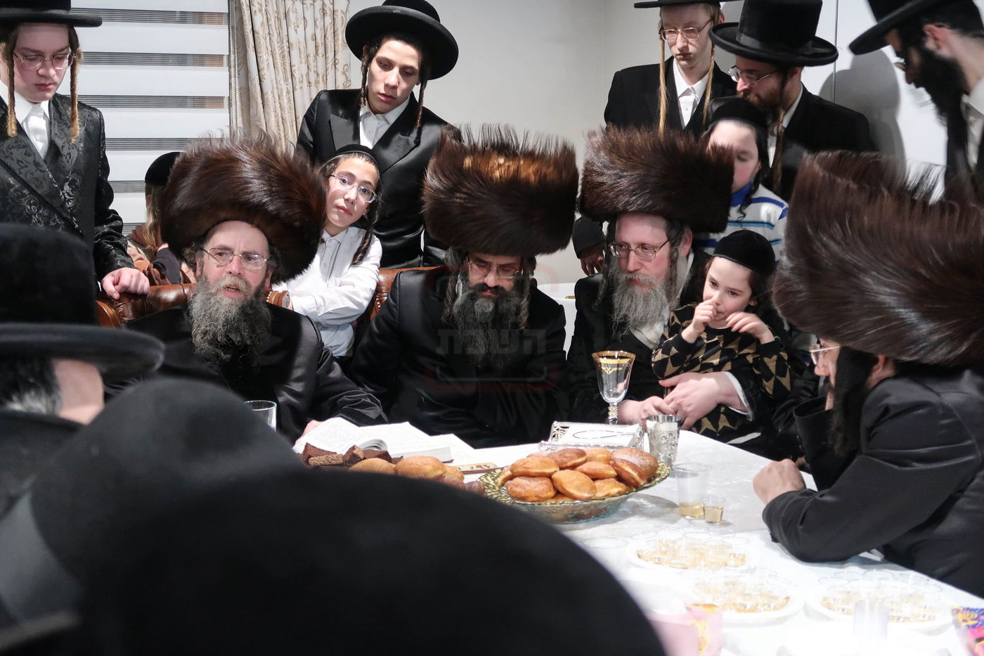 האדמו"ר מקרעטשניף סיגעט וויליאמסבורג בהדלקת נרות חנוכה