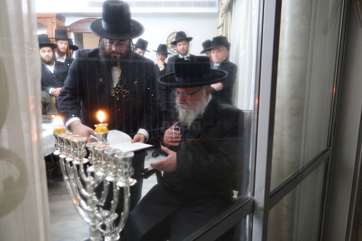 הגה"צ גאב"ד וויען בהדלקת נרות חנוכה
