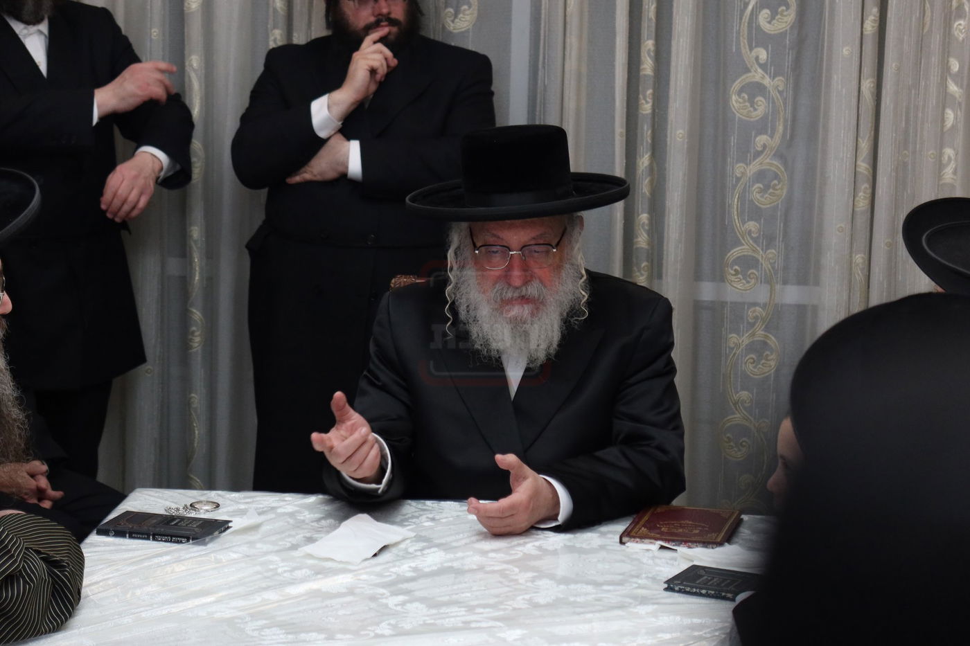 הגה"צ גאב"ד וויען בהדלקת נרות חנוכה