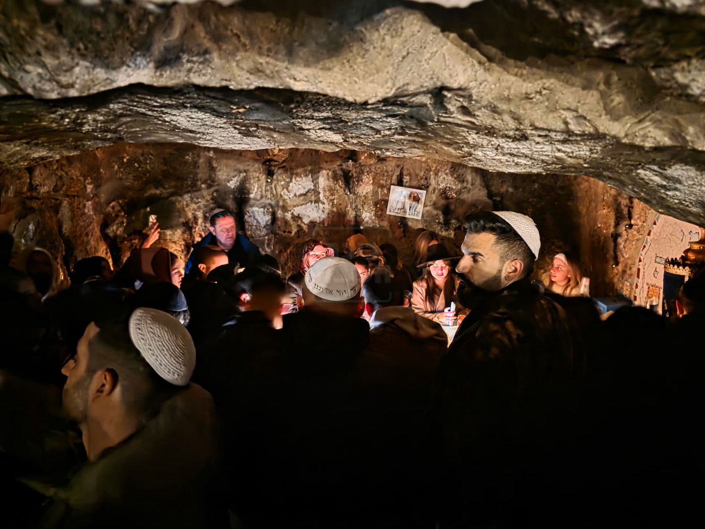 המונים חוגגים חנוכה בקבר מתתיהו