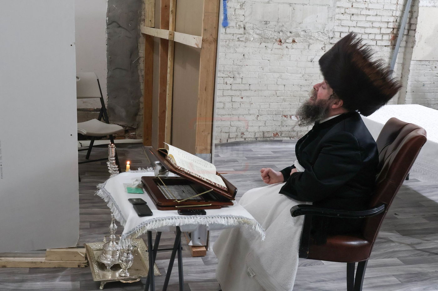 האדמו"ר מקרעטשניף סיגעט וויליאמסבורג בהדלקת נרות חנוכה