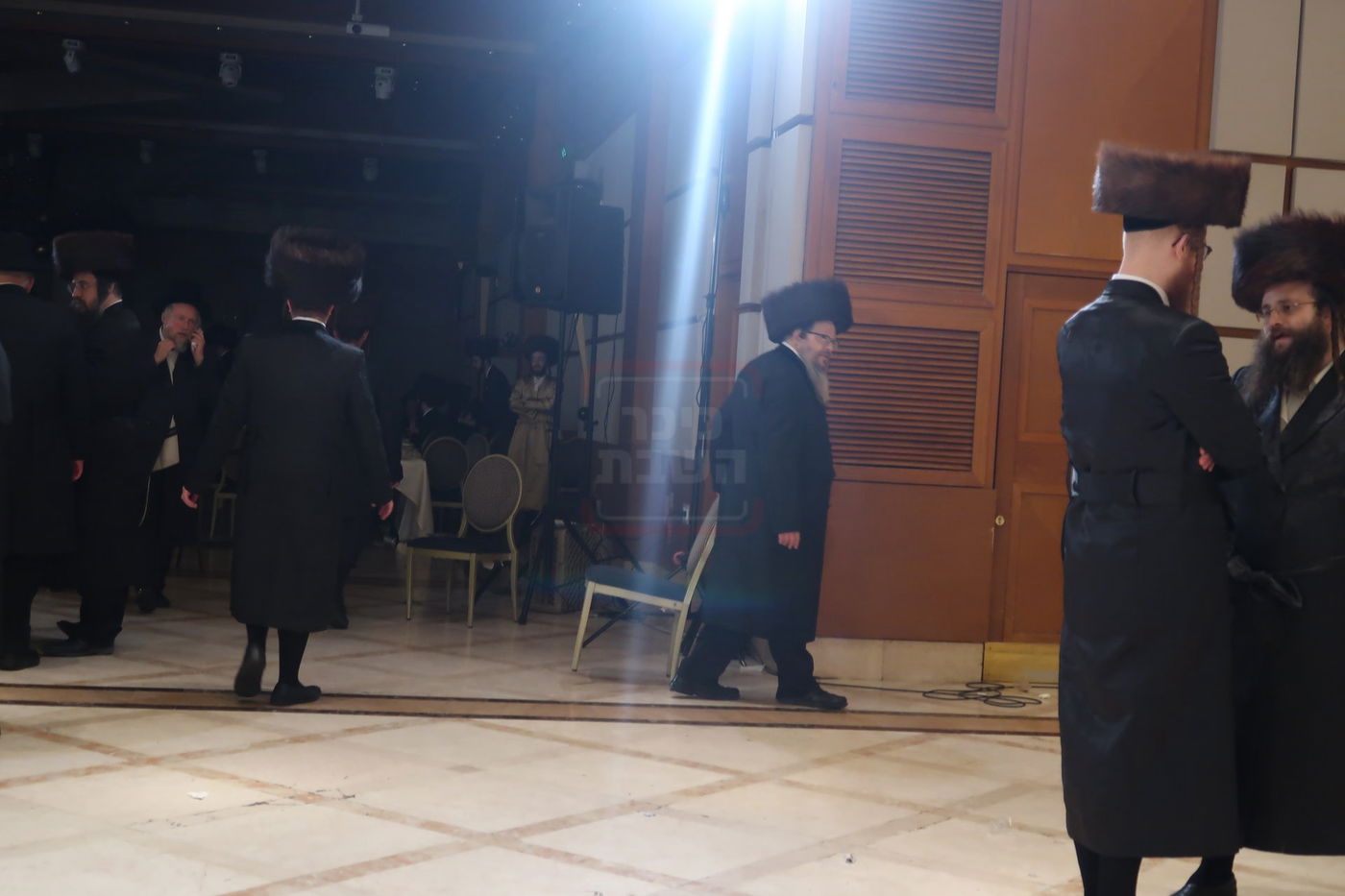 הרבי מבוסטון ביתר סוחב כסא