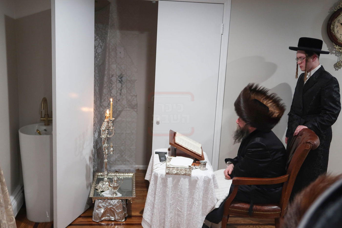 האדמו"ר מקרעטשניף סיגעט וויליאמסבורג בהדלקת נרות חנוכה