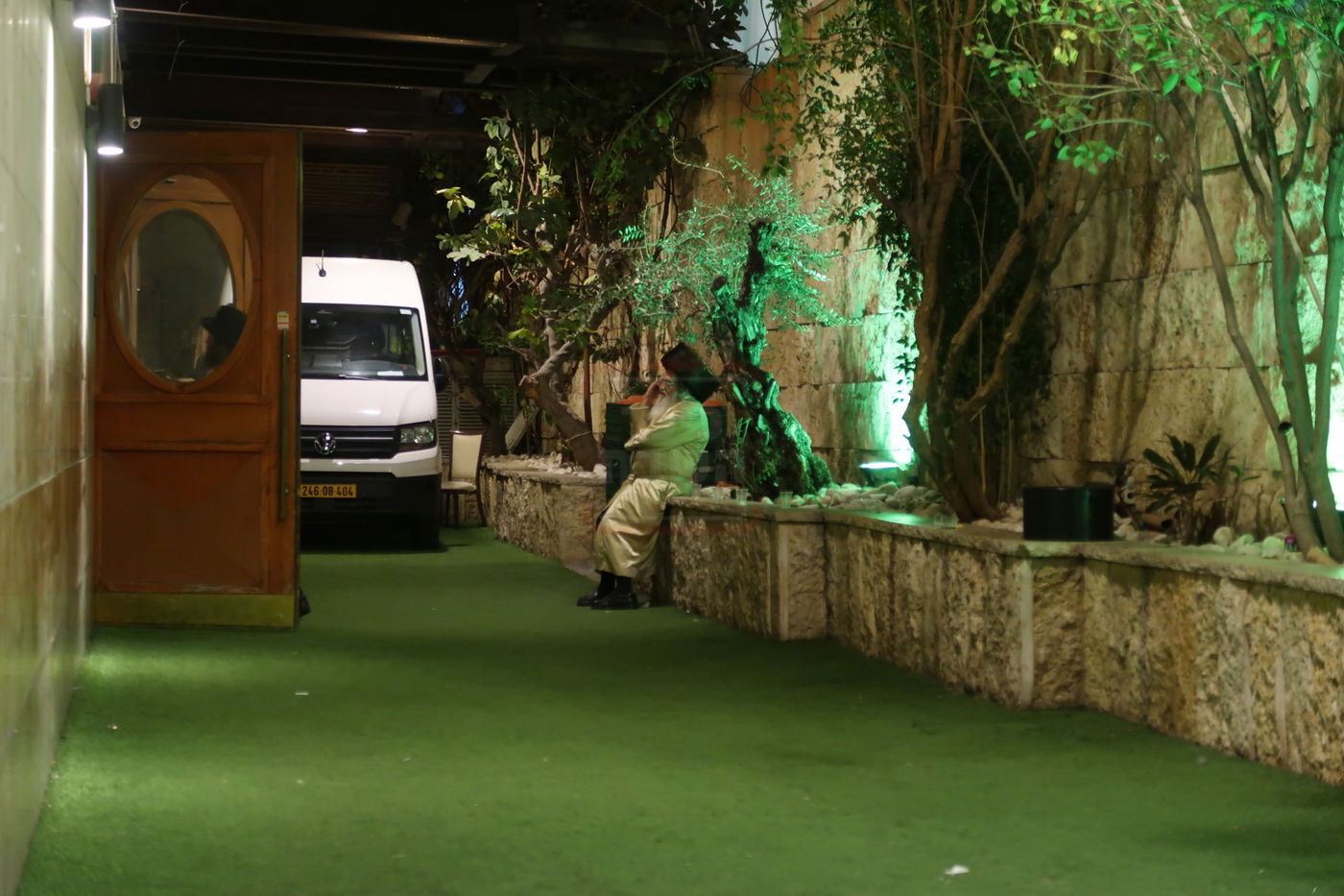 גבריאל שישא מחוץ לאולם בבני ברק