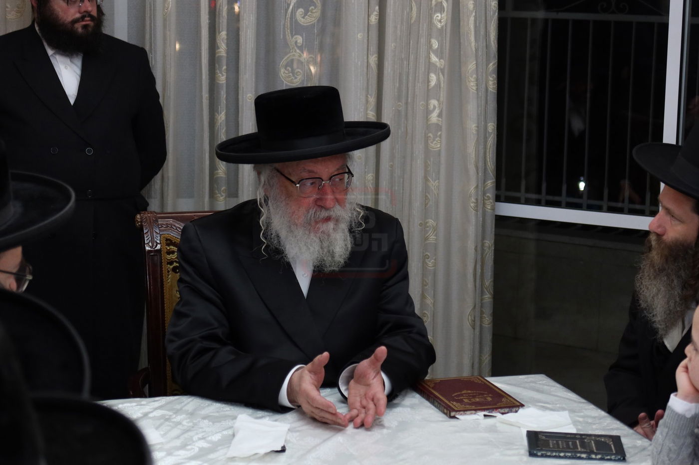 הגה"צ גאב"ד וויען בהדלקת נרות חנוכה