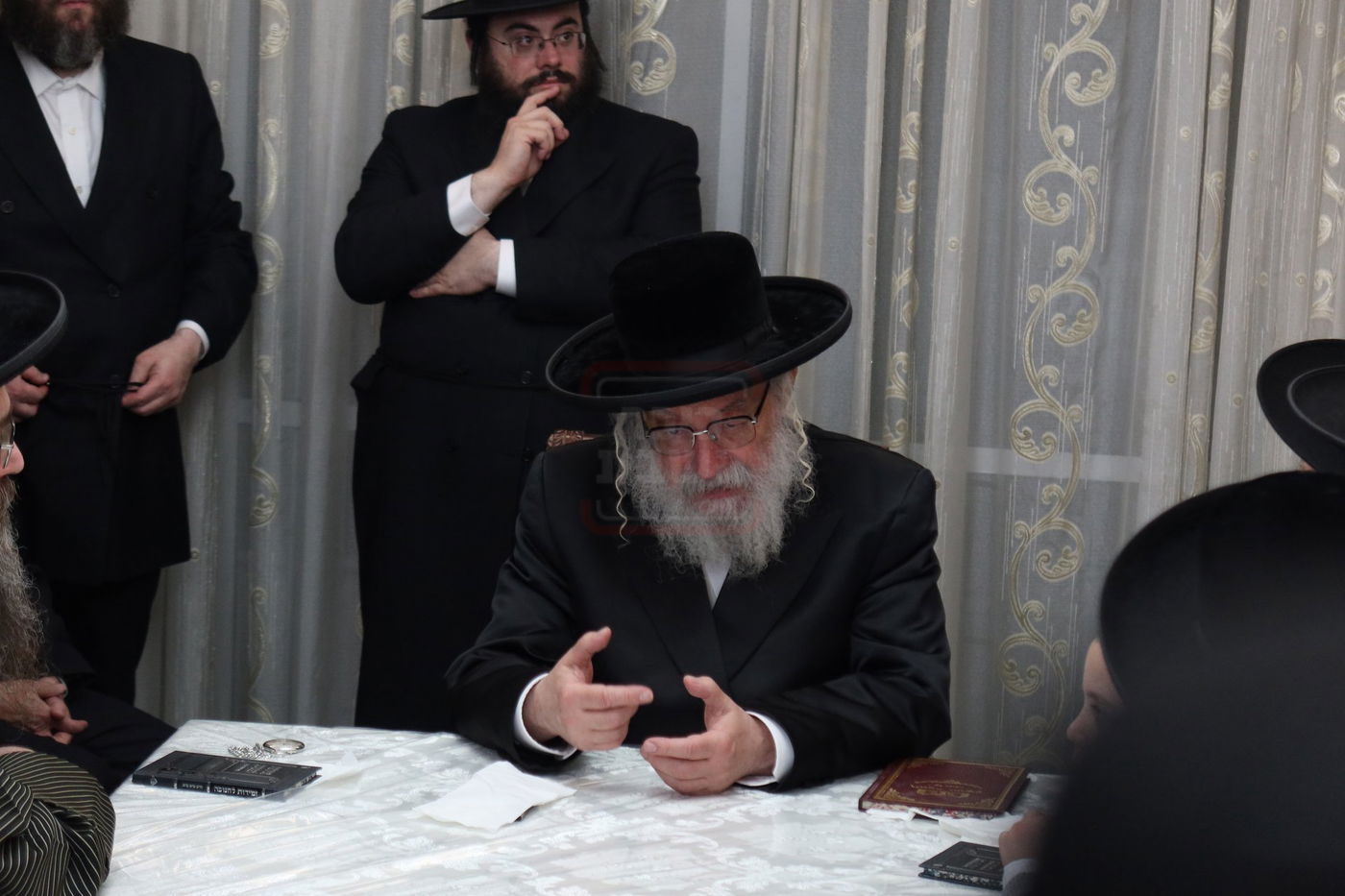 הגה"צ גאב"ד וויען בהדלקת נרות חנוכה