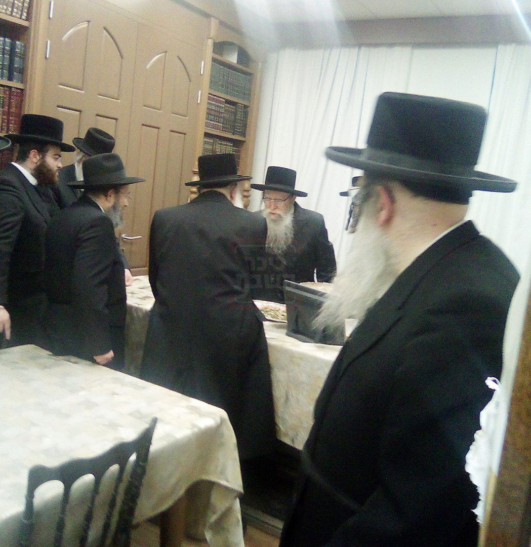 האדמו"ר מפשעווארסק בחלות מעות חנוכה