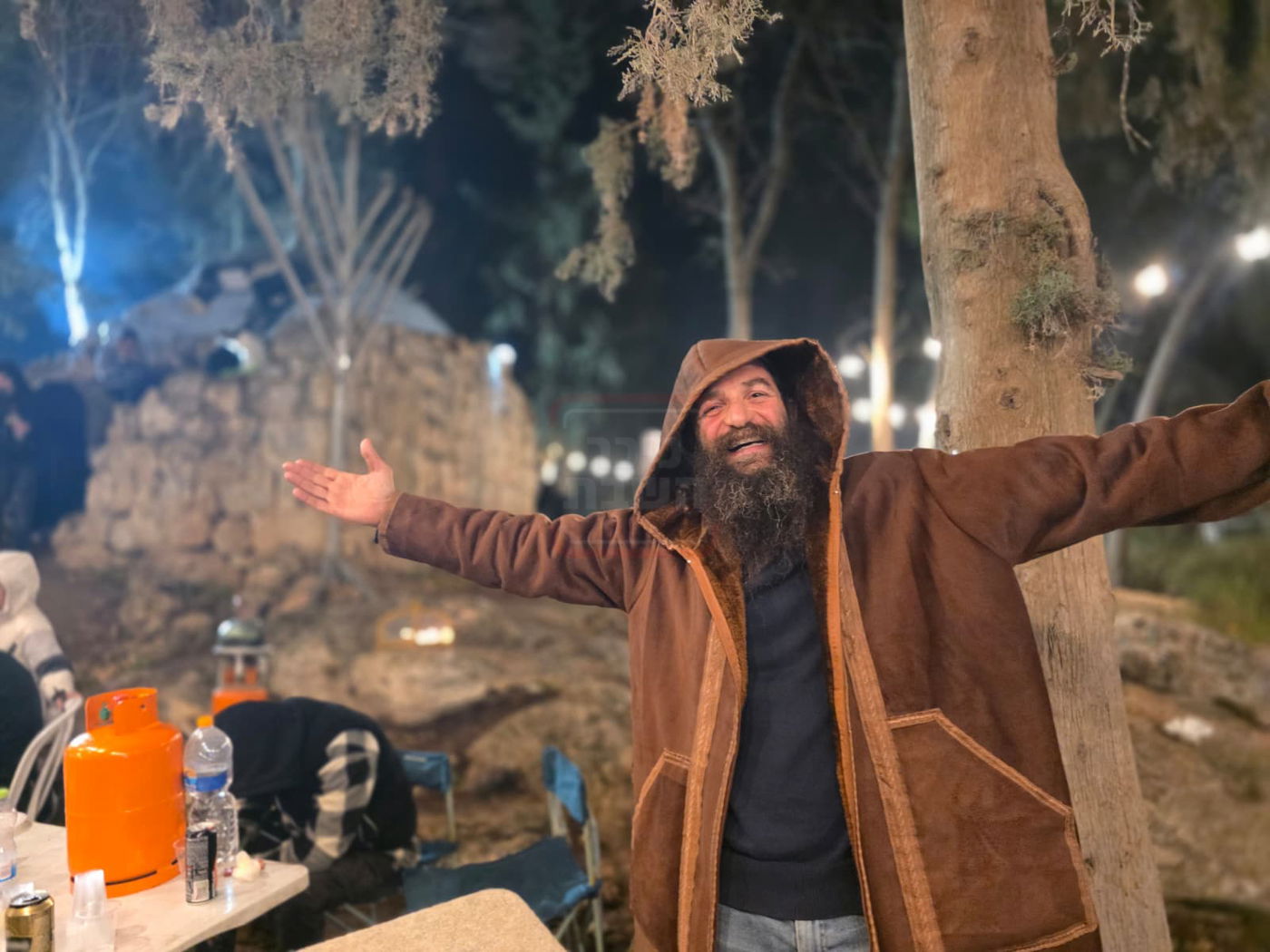 המונים חוגגים חנוכה בקבר מתתיהו