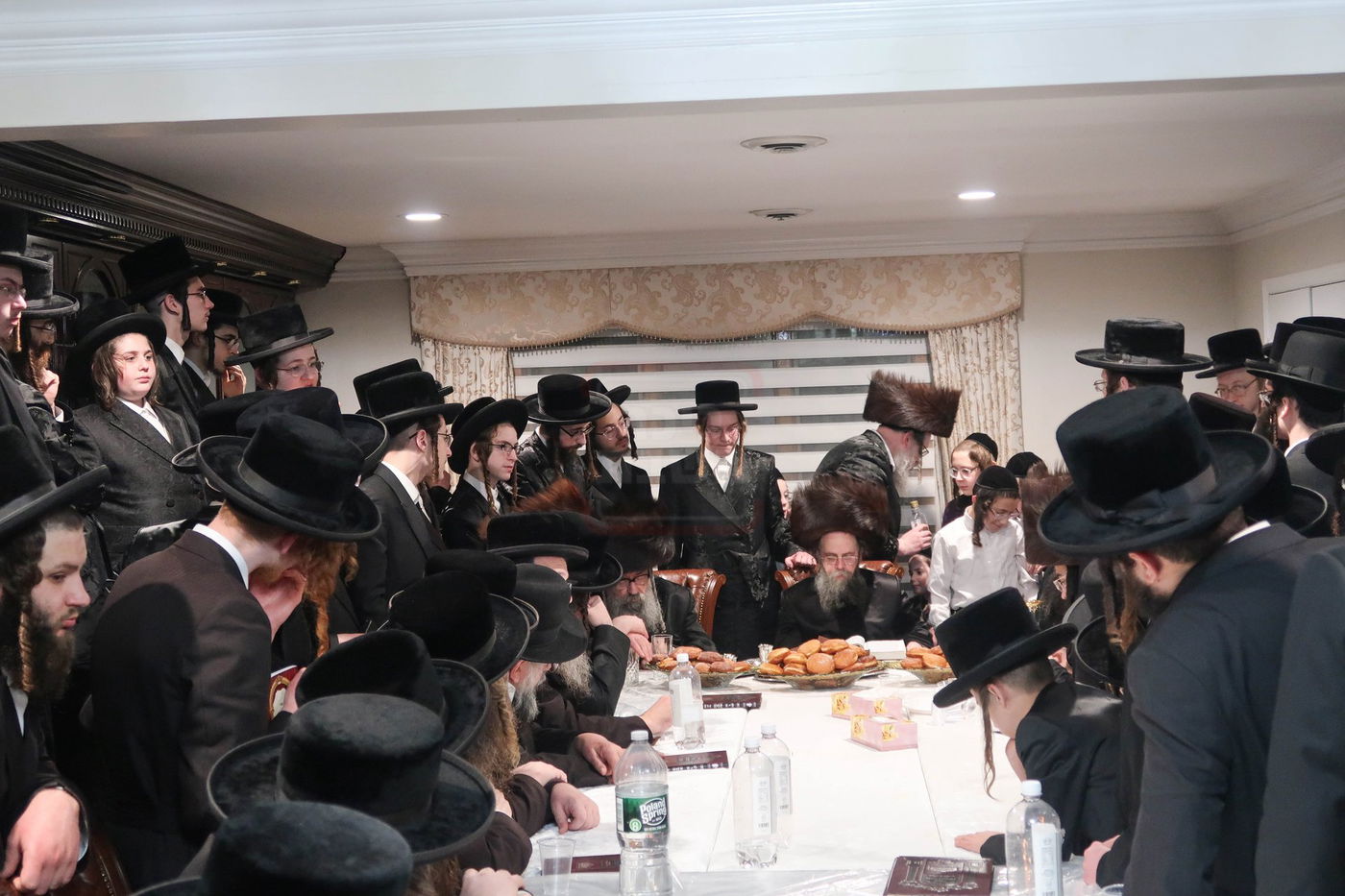 האדמו"ר מקרעטשניף סיגעט וויליאמסבורג בהדלקת נרות חנוכה