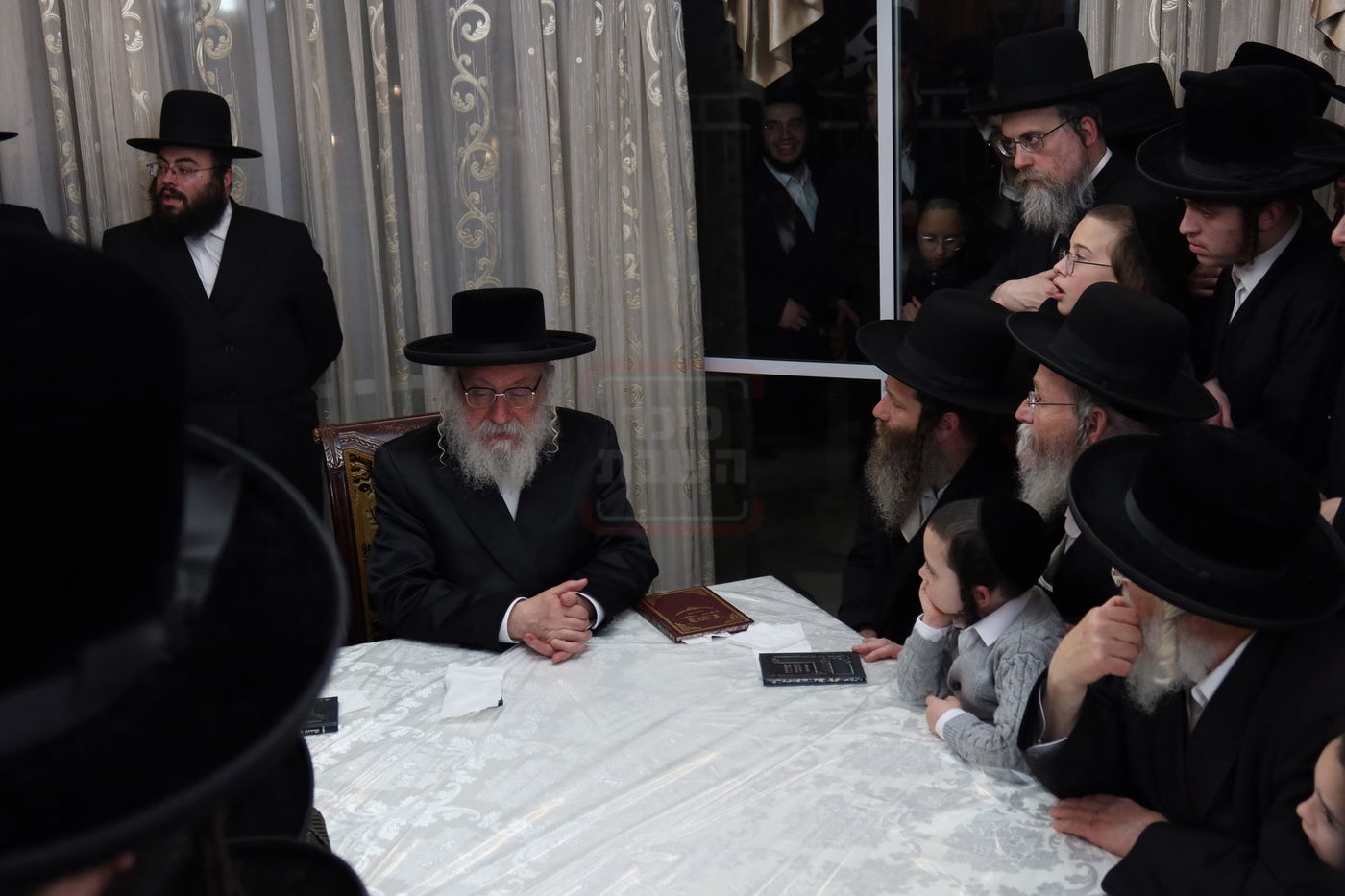 הגה"צ גאב"ד וויען בהדלקת נרות חנוכה