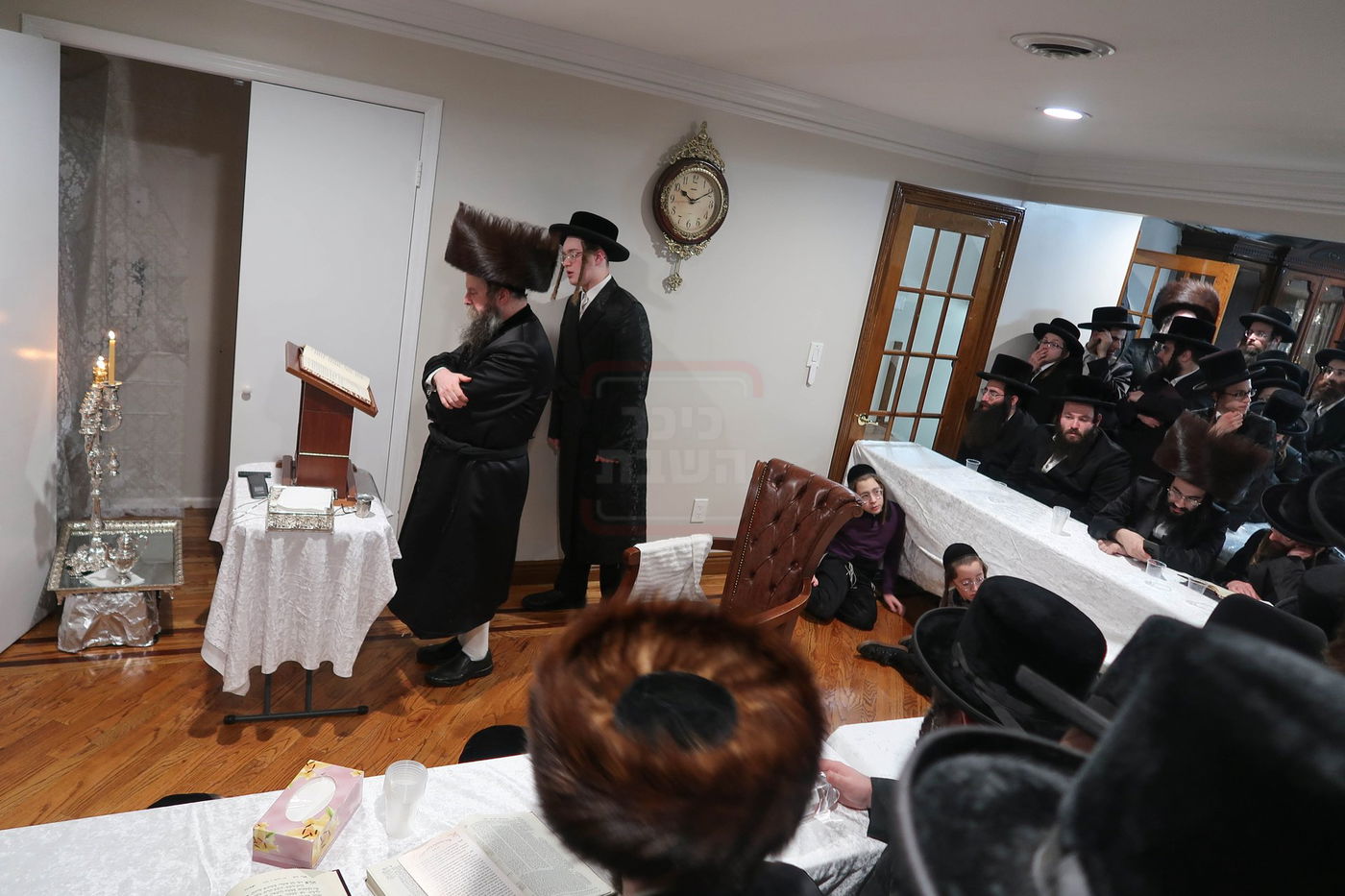 האדמו"ר מקרעטשניף סיגעט וויליאמסבורג בהדלקת נרות חנוכה