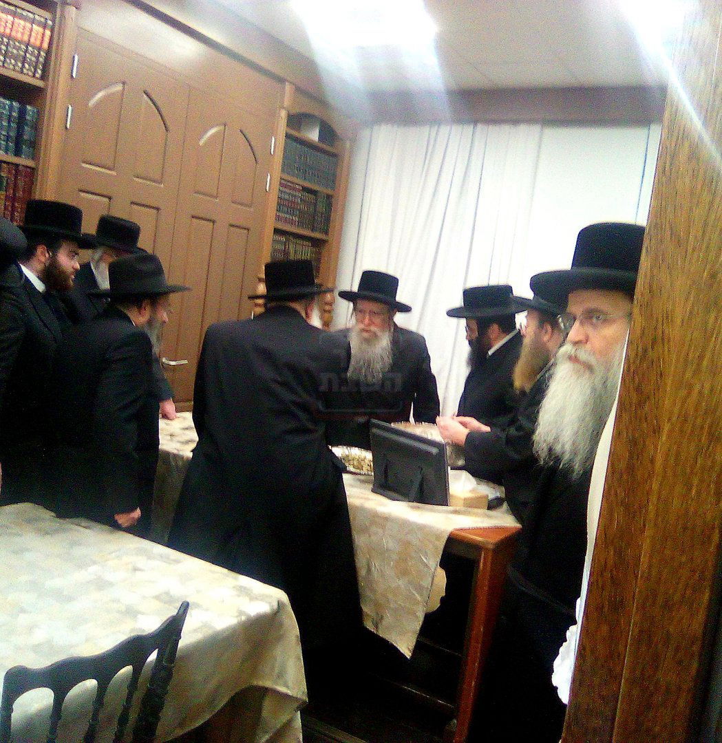 האדמו"ר מפשעווארסק בחלות מעות חנוכה