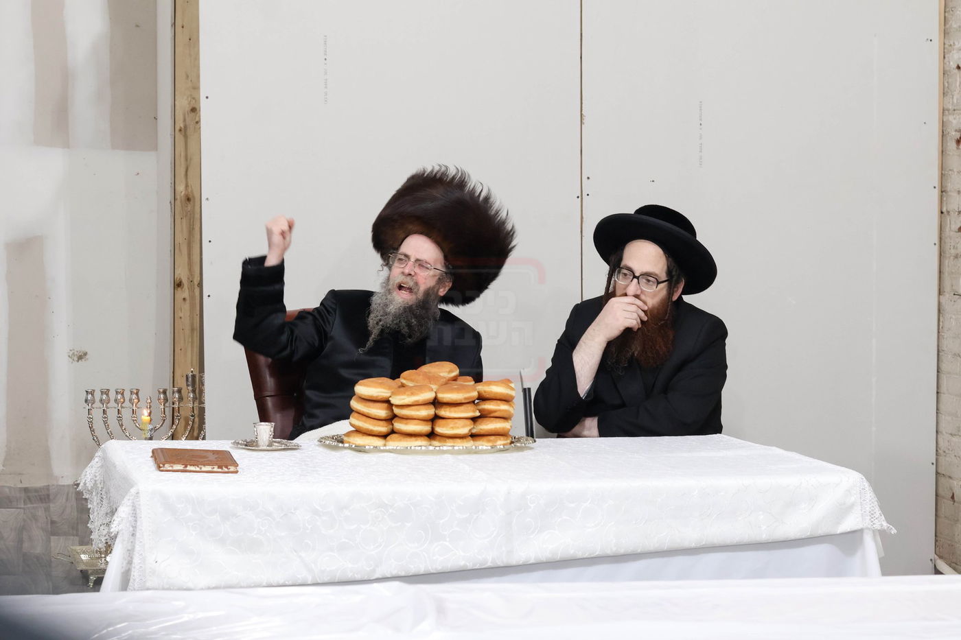 האדמו"ר מקרעטשניף סיגעט וויליאמסבורג בהדלקת נרות חנוכה