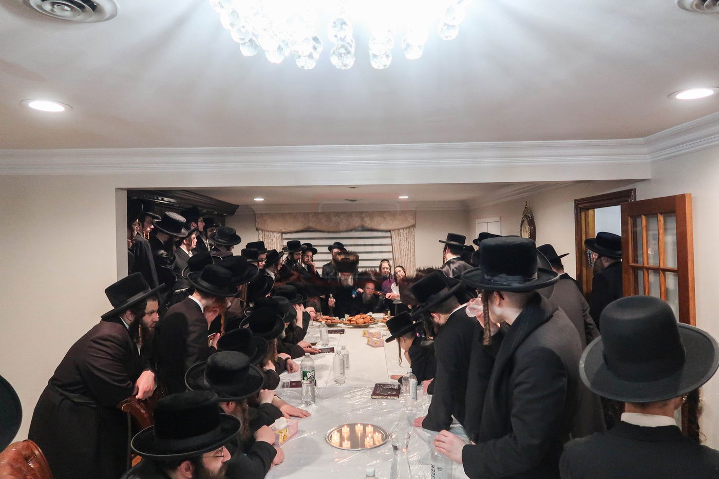 האדמו"ר מקרעטשניף סיגעט וויליאמסבורג בהדלקת נרות חנוכה