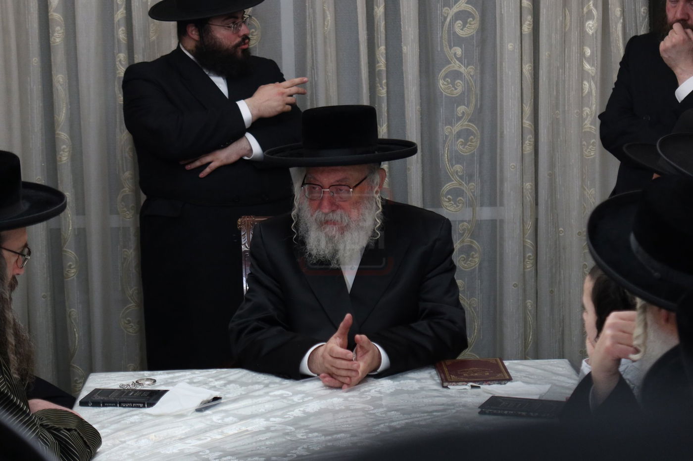 הגה"צ גאב"ד וויען בהדלקת נרות חנוכה