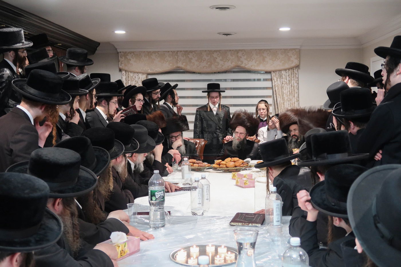 האדמו"ר מקרעטשניף סיגעט וויליאמסבורג בהדלקת נרות חנוכה